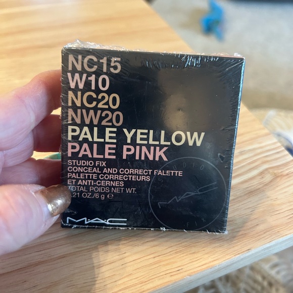 MAC Cosmetics Studio Fix Palette - Pale Yellow & Pale Pink - Picture 3 of 3